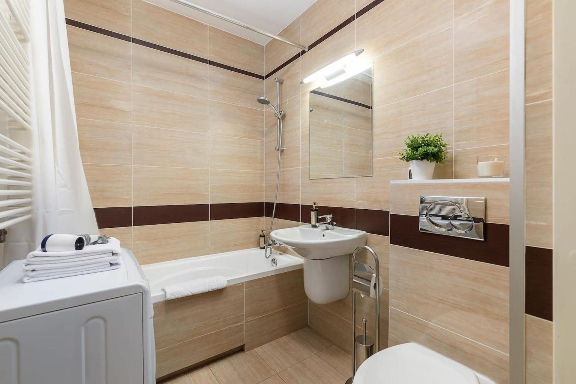 Elektoralna 12A - Colorful Apartment With Balcony By Noclegi Renters Varşovia Exterior foto