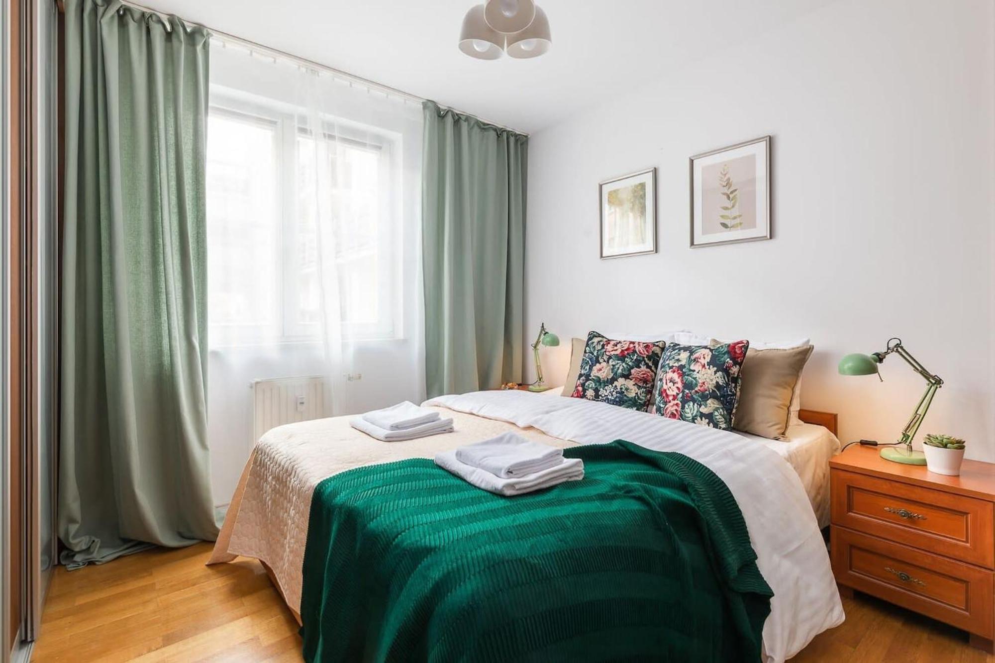 Elektoralna 12A - Colorful Apartment With Balcony By Noclegi Renters Varşovia Exterior foto
